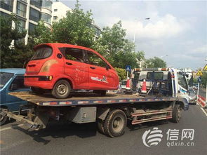 老年代步車長期占用停車位，交警取證后依法拖移，行業(yè)亂象亟待治理