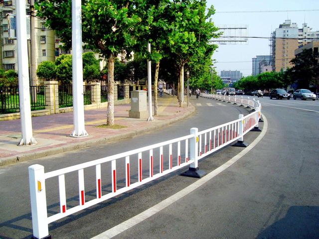 市政道路護(hù)欄生產(chǎn)與道路機(jī)動車輛協(xié)同發(fā)展的戰(zhàn)略意義